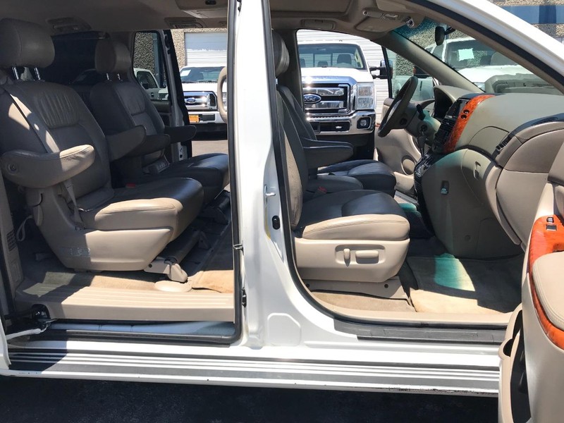 Toyota Sienna Vehicle Full-screen Gallery Image 12