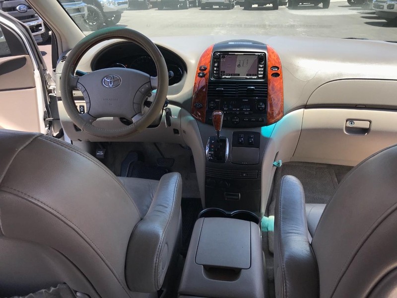 Toyota Sienna Vehicle Full-screen Gallery Image 15