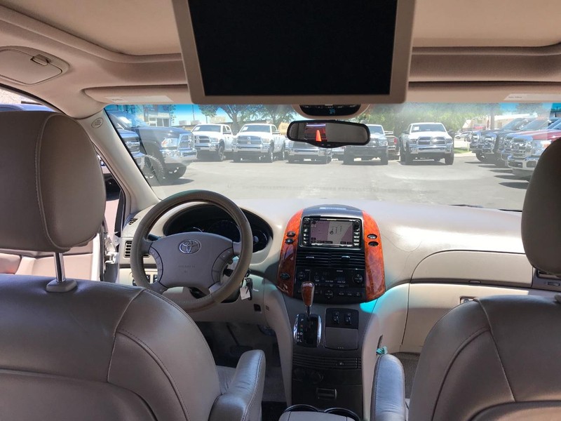 Toyota Sienna Vehicle Full-screen Gallery Image 16