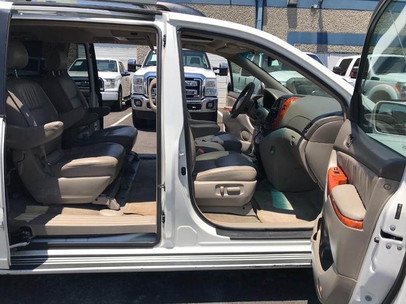Toyota Sienna Vehicle Full-screen Gallery Image 18