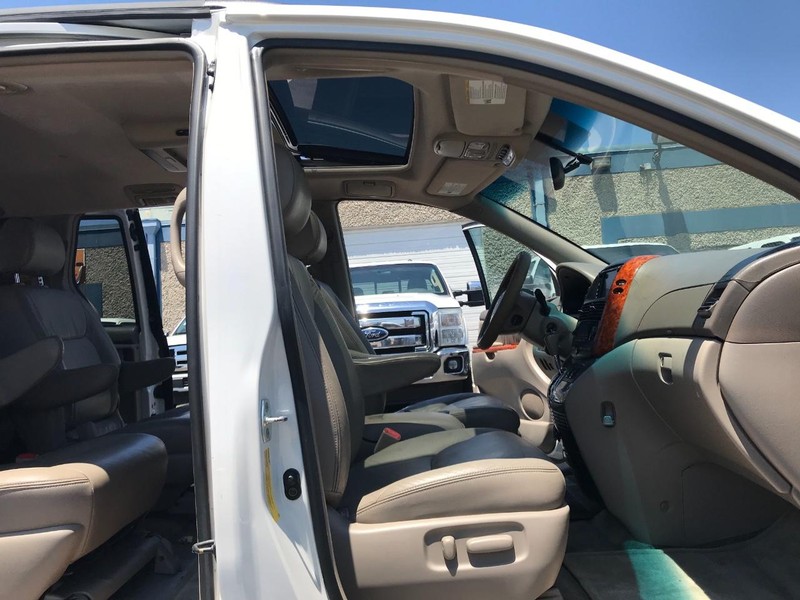 Toyota Sienna Vehicle Full-screen Gallery Image 19