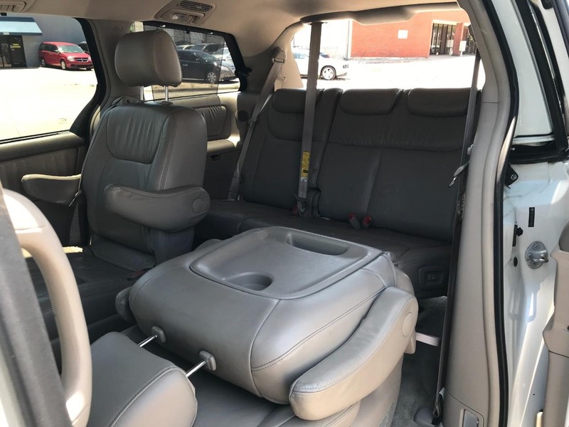 Toyota Sienna Vehicle Full-screen Gallery Image 20