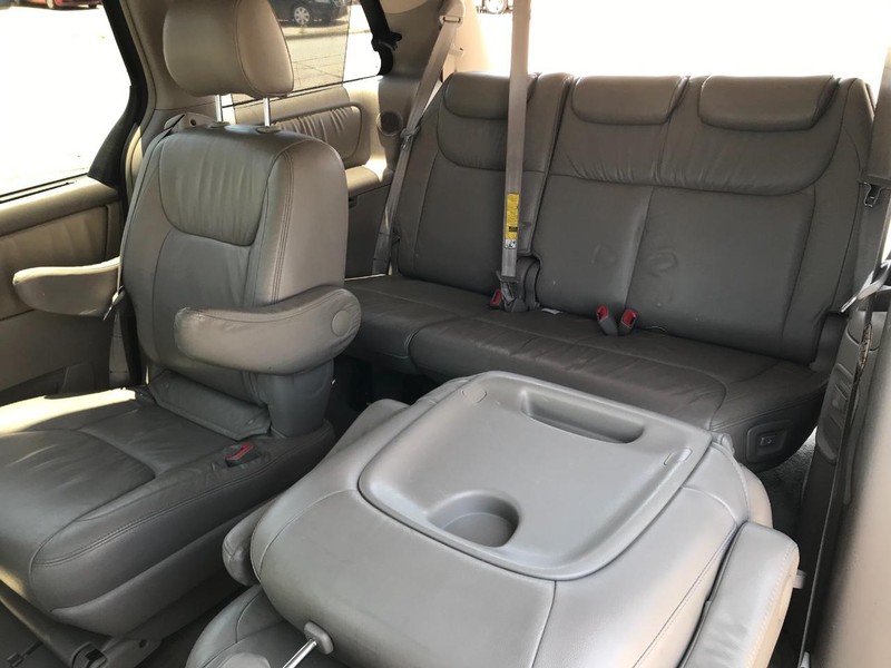 Toyota Sienna Vehicle Full-screen Gallery Image 21