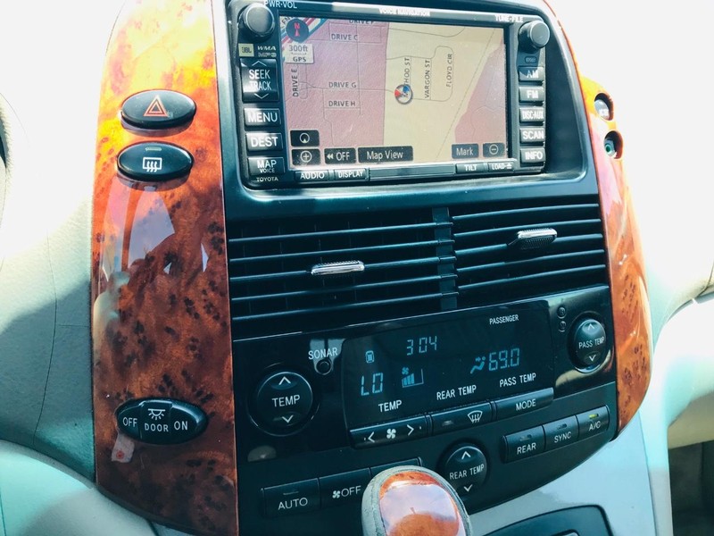 Toyota Sienna Vehicle Full-screen Gallery Image 23