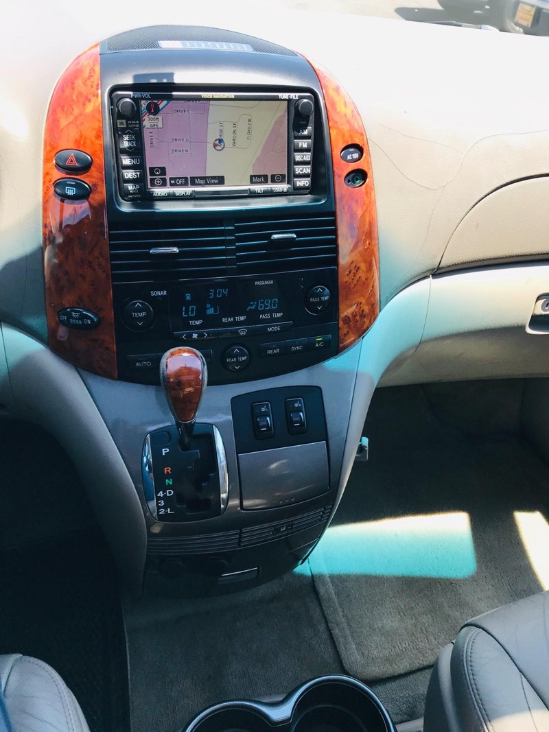 Toyota Sienna Vehicle Full-screen Gallery Image 24