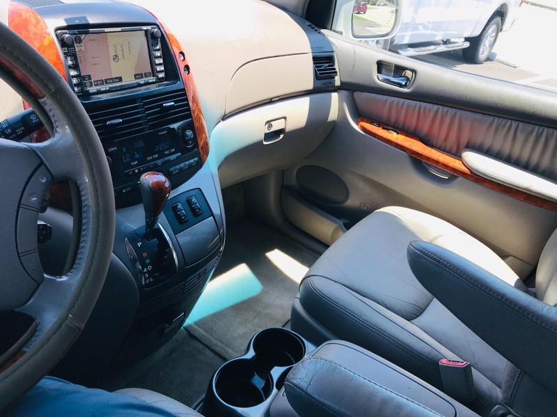 Toyota Sienna Vehicle Full-screen Gallery Image 26