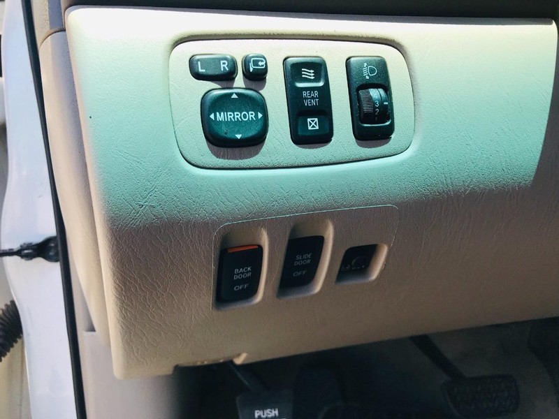 Toyota Sienna Vehicle Full-screen Gallery Image 29