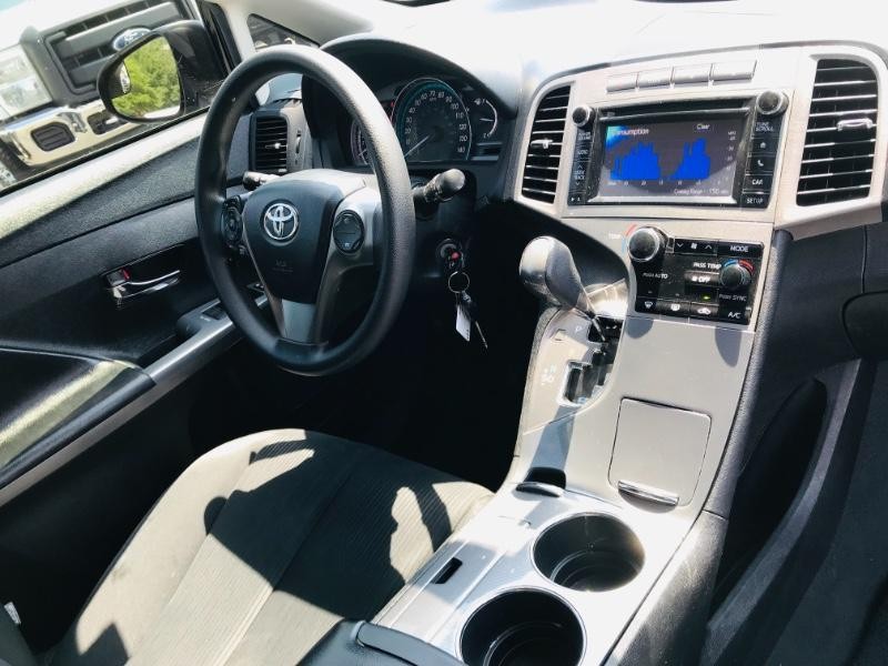 Toyota Venza Vehicle Full-screen Gallery Image 17