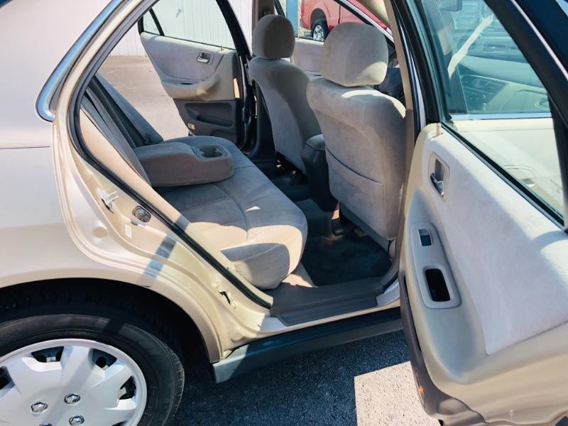 Honda Accord Sedan Vehicle Full-screen Gallery Image 11