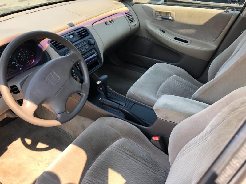 Honda Accord Sedan Vehicle Full-screen Gallery Image 24