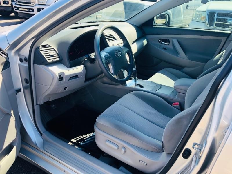 Toyota Camry Vehicle Full-screen Gallery Image 8