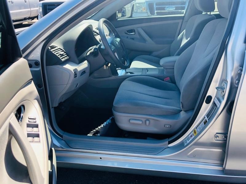 Toyota Camry Vehicle Full-screen Gallery Image 9