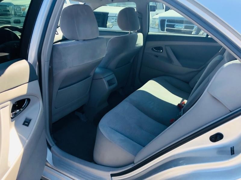 Toyota Camry Vehicle Full-screen Gallery Image 10