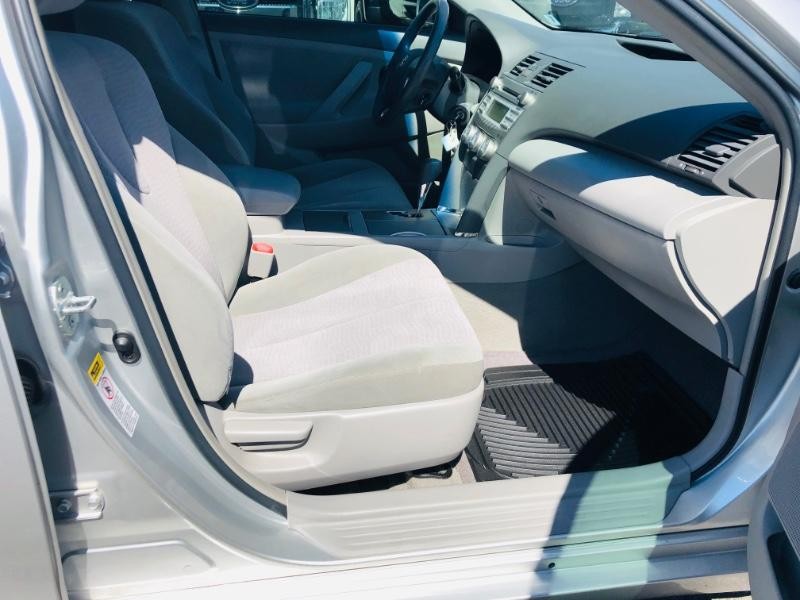 Toyota Camry Vehicle Full-screen Gallery Image 11