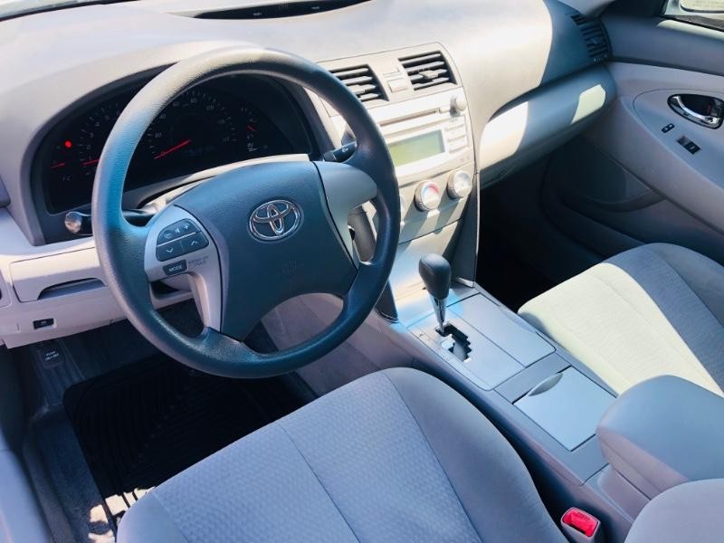 Toyota Camry Vehicle Full-screen Gallery Image 12