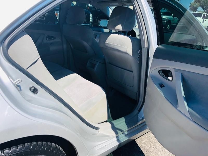 Toyota Camry Vehicle Full-screen Gallery Image 13