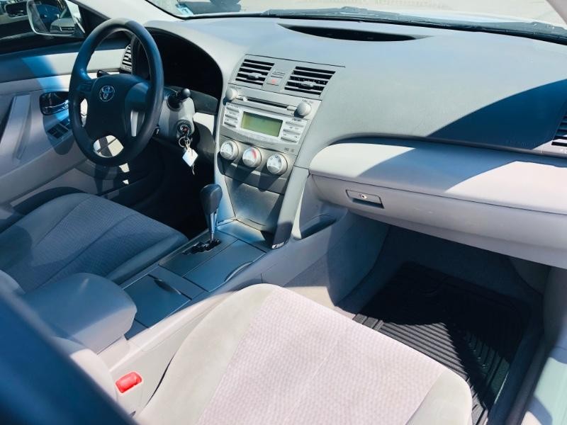 Toyota Camry Vehicle Full-screen Gallery Image 14