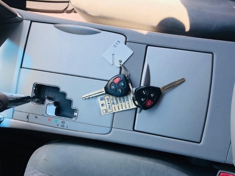 Toyota Camry Vehicle Full-screen Gallery Image 15