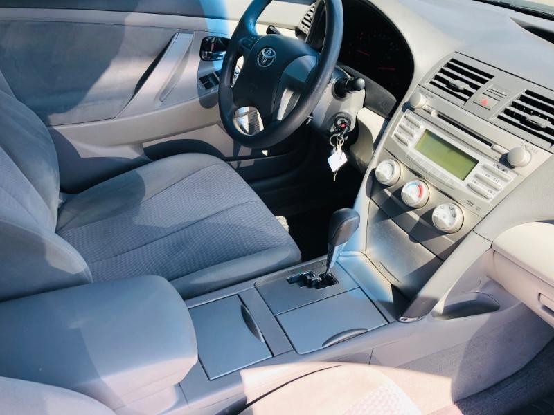 Toyota Camry Vehicle Full-screen Gallery Image 16