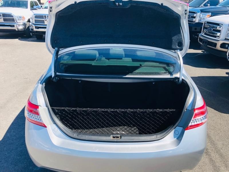 Toyota Camry Vehicle Full-screen Gallery Image 17