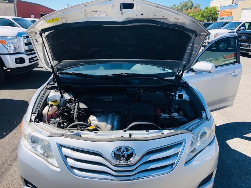 Toyota Camry Vehicle Full-screen Gallery Image 18