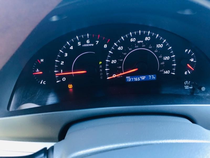 Toyota Camry Vehicle Full-screen Gallery Image 20