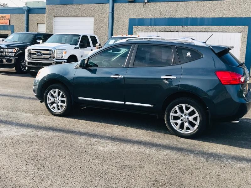 Nissan Rogue Vehicle Full-screen Gallery Image 02