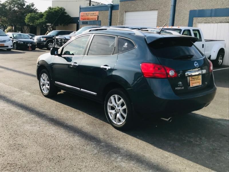 Nissan Rogue Vehicle Full-screen Gallery Image 03