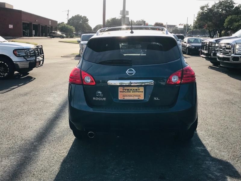 Nissan Rogue Vehicle Full-screen Gallery Image 04