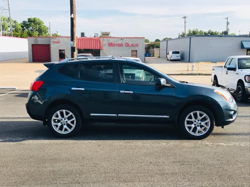 Nissan Rogue Vehicle Full-screen Gallery Image 05