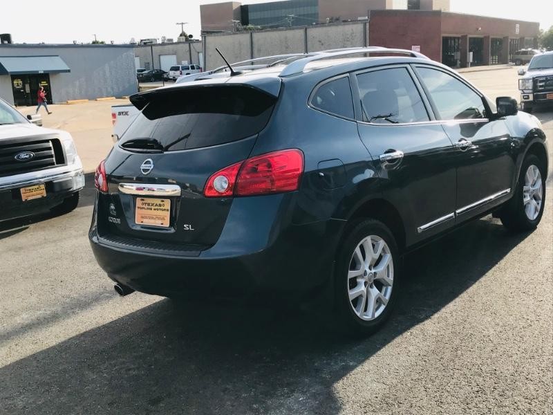 Nissan Rogue Vehicle Full-screen Gallery Image 06