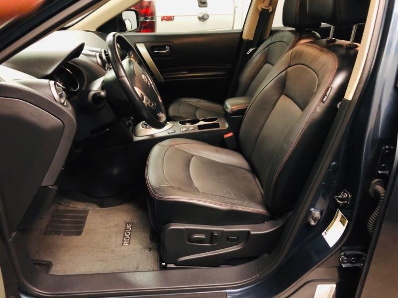 Nissan Rogue Vehicle Full-screen Gallery Image 08