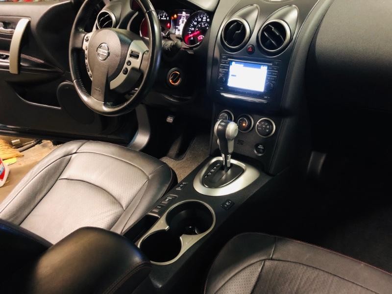 Nissan Rogue Vehicle Full-screen Gallery Image 11