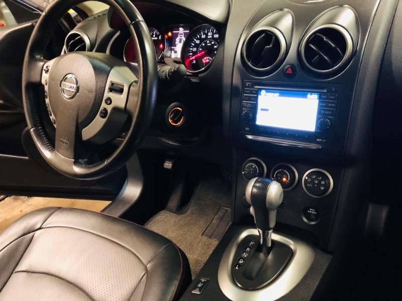 Nissan Rogue Vehicle Full-screen Gallery Image 13