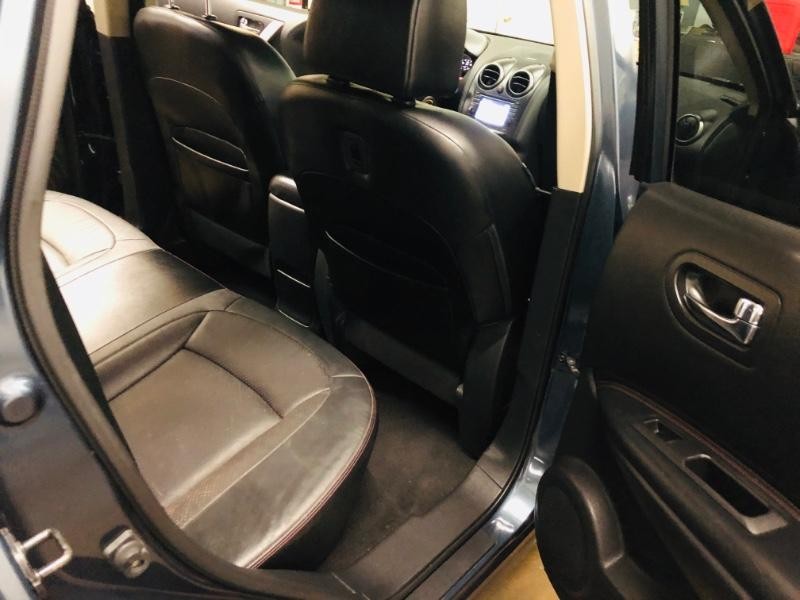 Nissan Rogue Vehicle Full-screen Gallery Image 18