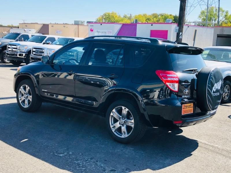 Toyota RAV4 Vehicle Full-screen Gallery Image 09