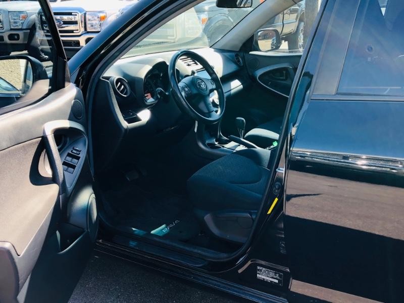 Toyota RAV4 Vehicle Full-screen Gallery Image 12