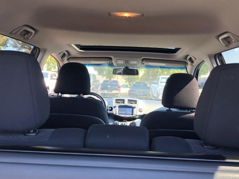 Toyota RAV4 Vehicle Full-screen Gallery Image 23