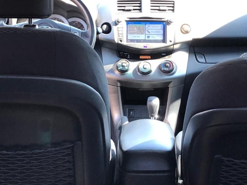 Toyota RAV4 Vehicle Full-screen Gallery Image 24