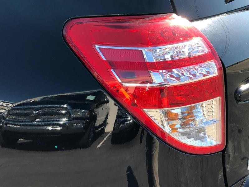 Toyota RAV4 Vehicle Full-screen Gallery Image 25