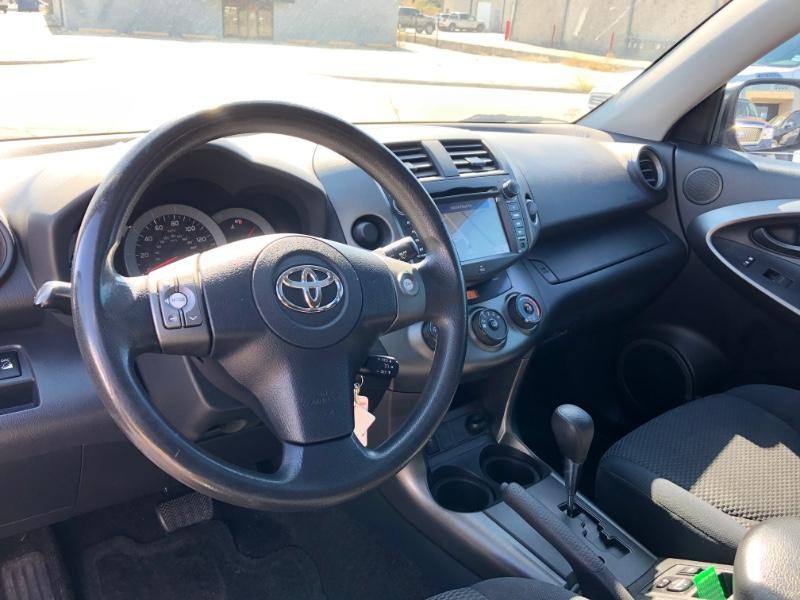 Toyota RAV4 Vehicle Full-screen Gallery Image 36