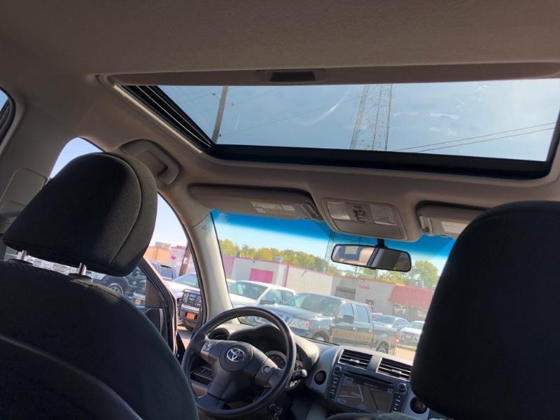 Toyota RAV4 Vehicle Full-screen Gallery Image 37