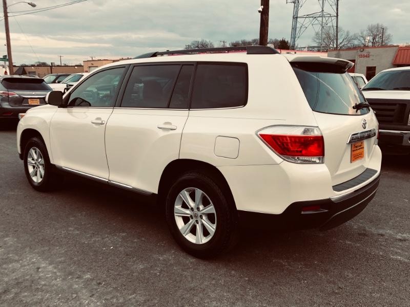 Toyota Highlander Vehicle Full-screen Gallery Image 10