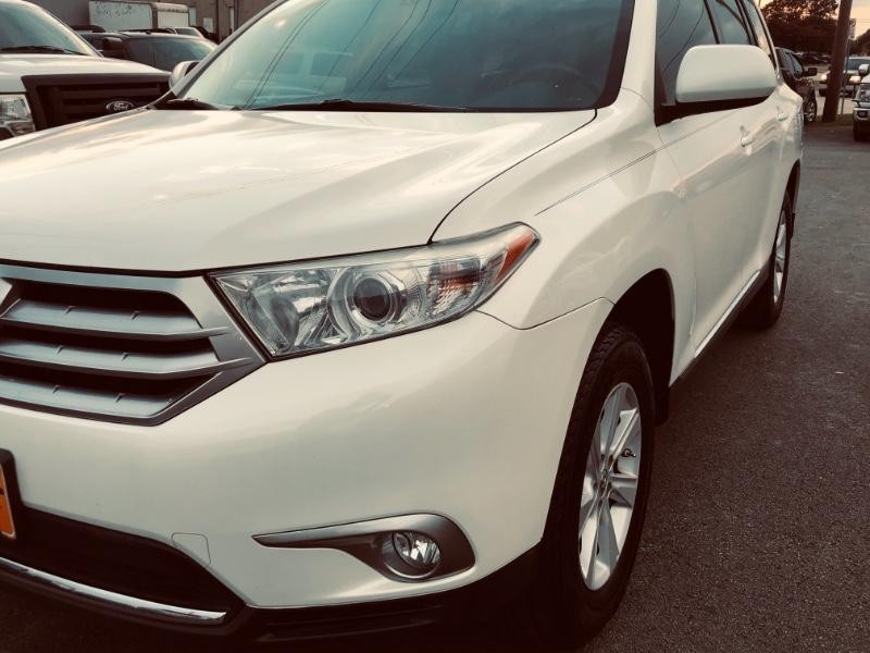 Toyota Highlander Vehicle Full-screen Gallery Image 14