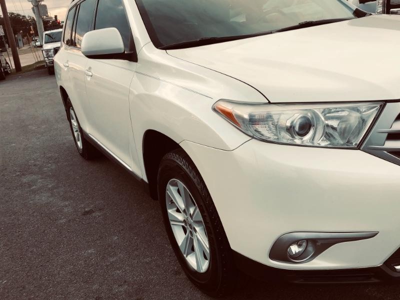 Toyota Highlander Vehicle Full-screen Gallery Image 15