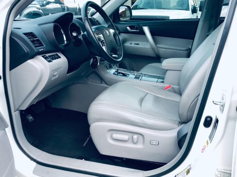 Toyota Highlander Vehicle Full-screen Gallery Image 16