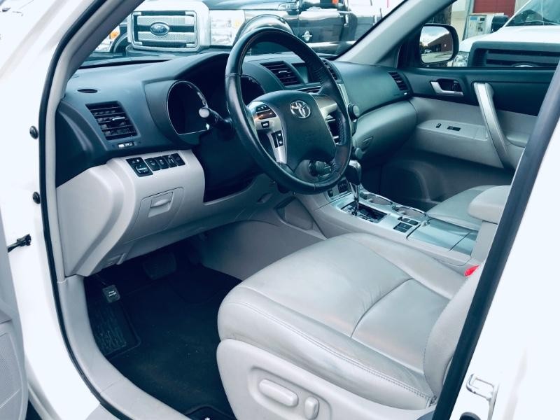 Toyota Highlander Vehicle Full-screen Gallery Image 17