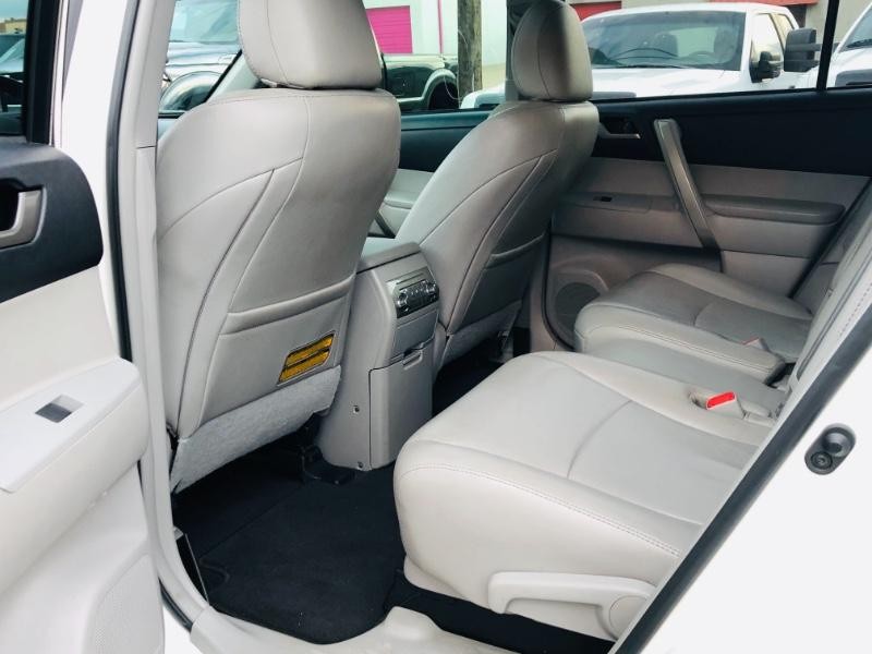 Toyota Highlander Vehicle Full-screen Gallery Image 18