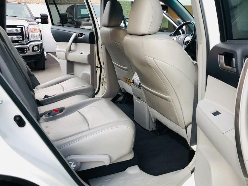 Toyota Highlander Vehicle Full-screen Gallery Image 19