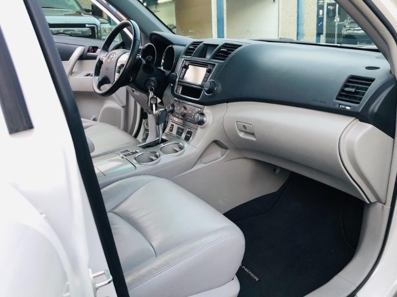 Toyota Highlander Vehicle Full-screen Gallery Image 20